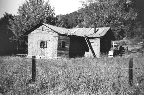 Mono Adobe, 1961, courtesy Bob Burtness